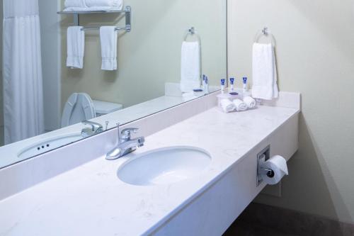 La salle de bains est pourvue d'un lavabo et d'un miroir. dans l'établissement Americas Best Value West Point, à West Point