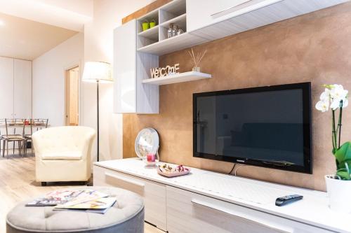 - un salon avec une grande télévision à écran plat dans l'établissement Carrara Deluxe Home, à Bergame