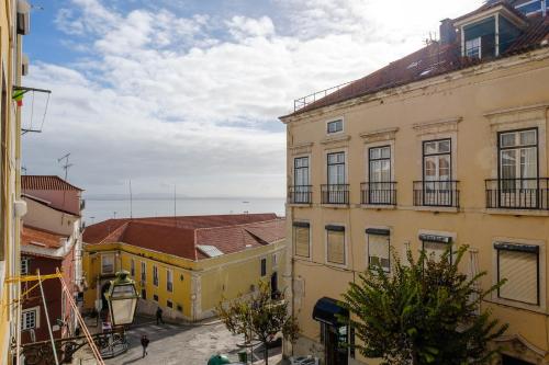 Colourful Alfama Apartment