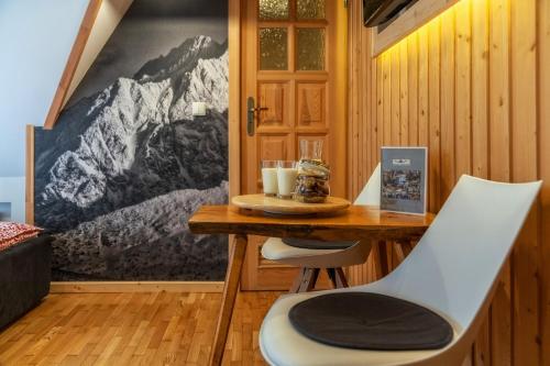 a room with a table and chairs in a cabin at Chałpa u Zbójnika in Zakopane