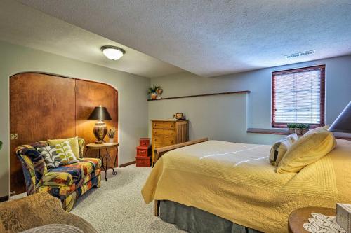 um quarto com uma cama e uma cadeira em Charming Hideaway with Patio 3 Mi to Kansas State! em Manhattan