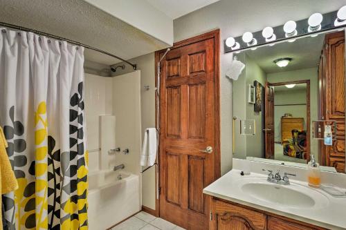A bathroom at Charming Hideaway with Patio 3 Mi to Kansas State!