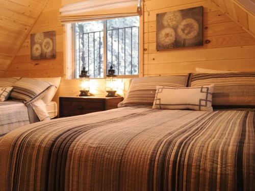 um quarto com 2 camas e uma janela em The Ridge At Glacier - Luxury Cabins em Coram