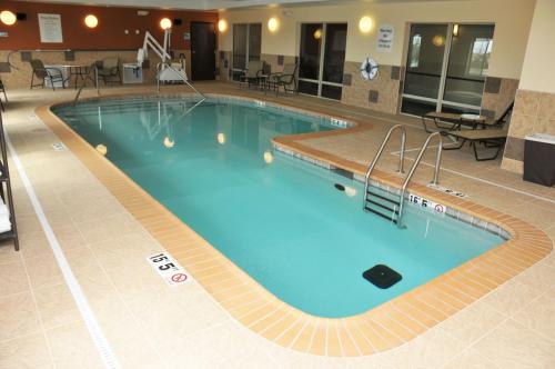 una gran piscina en una habitación de hotel en Holiday Inn Express & Suites Clinton, an IHG Hotel, en Clinton