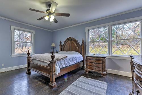 Ένα ή περισσότερα κρεβάτια σε δωμάτιο στο Gentry Manor in Heartland Area 19 Mi to Raleigh!