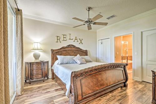 - une chambre avec un lit et un ventilateur de plafond dans l'établissement Riverfront Palm Coast Getaway with Resort Amenities!, à Palm Coast