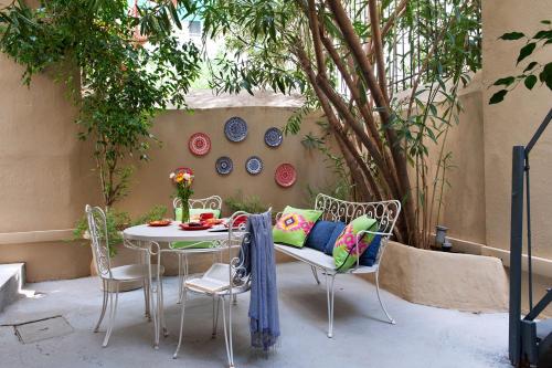 Ruang duduk di Acropolis TownHouseCo Suites