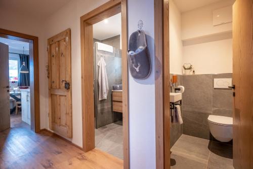 Vonios kambarys apgyvendinimo įstaigoje Chalet Tirol