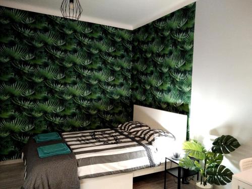 um quarto com uma parede verde arborizada em Apartament Be Happy Nr 1 em Gdynia