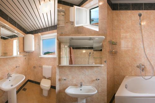 Bilik mandi di Sveti Stefan Beach Apartment