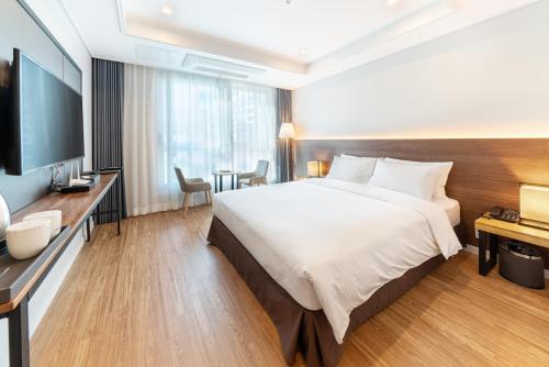 Ένα ή περισσότερα κρεβάτια σε δωμάτιο στο The Mains Hotel