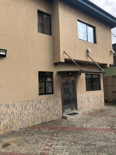 un edificio con una puerta en el costado en DE’ BAKERS SUITES en Lagos