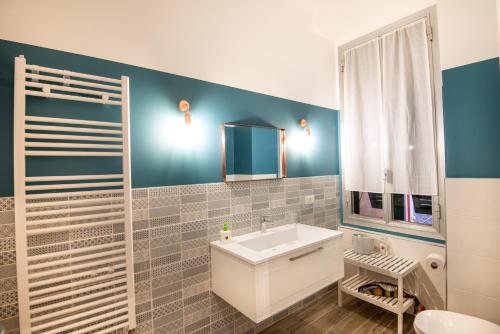 baño con lavabo blanco y pared azul en Xenia, en Génova