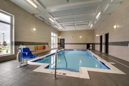 a swimming pool in a building with a swimming pool at Holiday Inn & Suites Peoria at Grand Prairie by IHG in Peoria