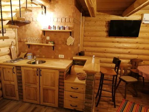 Apartmani Žuti Leptirにあるキッチンまたは簡易キッチン