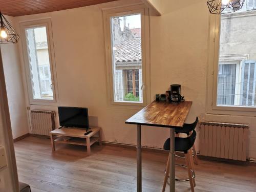 Cette chambre comprend une table, un ordinateur portable et des fenêtres. dans l'établissement appartement T2 sur le port, à La Ciotat