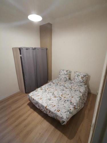 une petite chambre avec un lit dans une pièce dans l'établissement appartement T2 sur le port, à La Ciotat