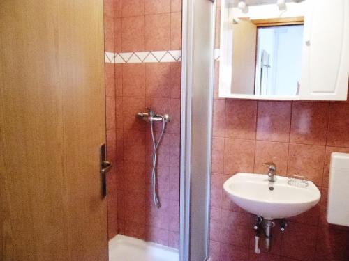 bagno con doccia e lavandino di Apartments Katja a Štinjan