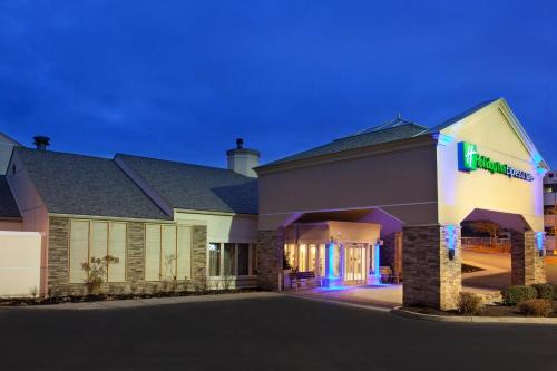 a rendering of a hotel at night at Holiday Inn Express Hotel & Suites Pittsburgh Airport by IHG in Robinson Township