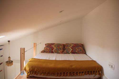 リスボンにあるLargo Trigueiros Light-Filled Loft Apartmentのベッドルーム1室(ベッド1台付)