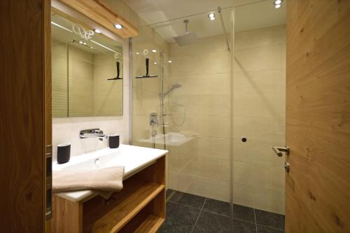 a bathroom with a sink and a shower at Waidmannsruh Appartements in Gerlos