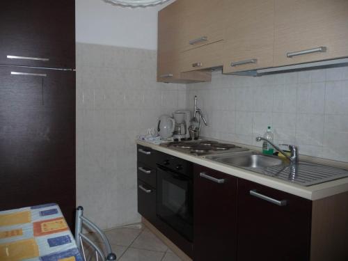 Una cocina o zona de cocina en Irinoula Apartments
