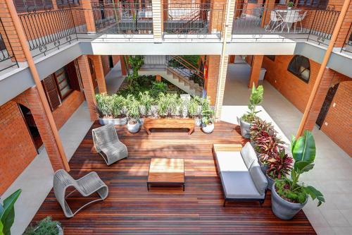 an overhead view of a patio with plants and tables at Elite Hotel in Florianópolis