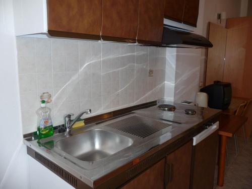Una cocina o zona de cocina en Irinoula Apartments