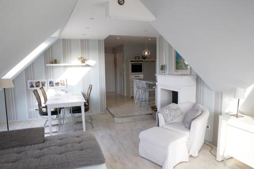 a living room with a white couch and a table at Time2Lounge in Osnabrück