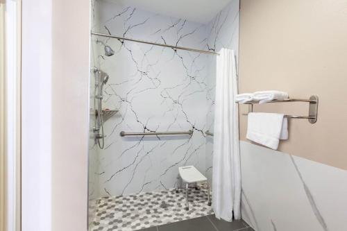 Bathroom sa Super 8 by Wyndham Kingwood Houston North