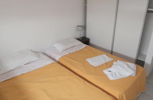 dos camas sentadas una al lado de la otra en una habitación en Apart 12 de Octubre 1028 en Bahía Blanca
