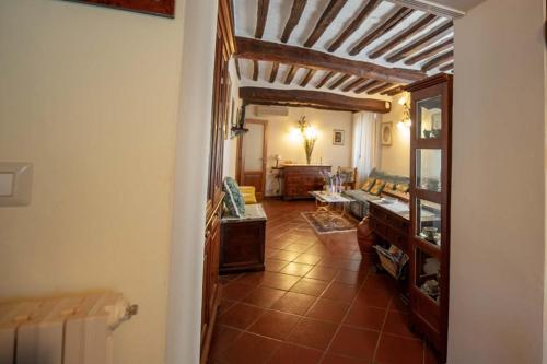 a hallway with a living room with a couch at Castelvecchio Alto in Castelvecchio