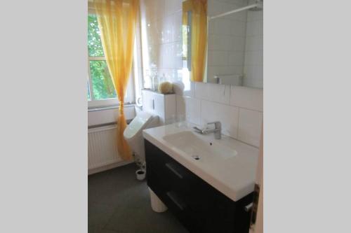 A bathroom at Große Wohnung 20 km von Köln bis zu 14 Personen