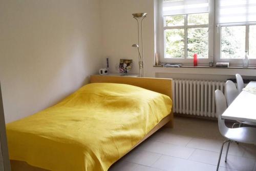 una camera con letto giallo e finestra di Große Wohnung 20 km von Köln bis zu 14 Personen a Rösrath