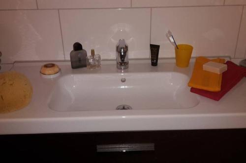 a white sink with a faucet on top of it at Große Wohnung 20 km von Köln bis zu 17 Personen in Rösrath