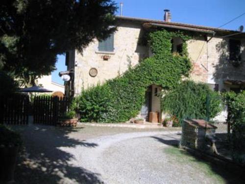 a house with ivy growing on the side of it at Il Casale in Poggibonsi