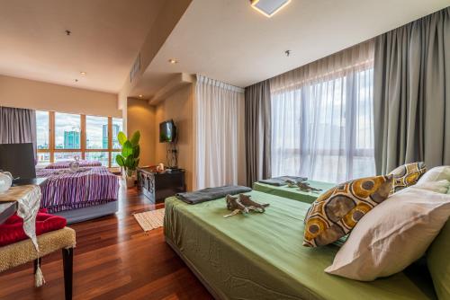 Homestay Resort 7pax 1min to Sunway Lagoon&Pyramid في بيتالينغ جايا: غرفة فندق عليها سرير وسلاحف