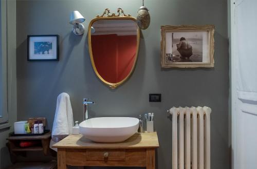 ヴェネツィアにあるB&B Le Tereseのバスルーム(シンク、鏡、ラジエーター付)