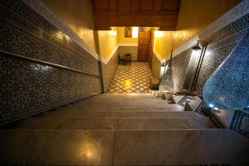 - un escalier dans un bâtiment avec un escalier dans l'établissement Palais Houyam, à Fès