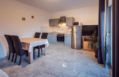 Dapur atau dapur kecil di Apartments Bajcic