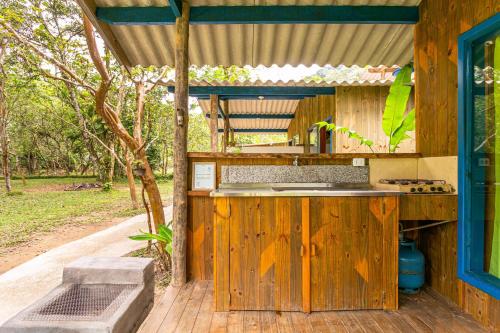 カンブリにあるBintang Bangalosの木造住宅のカウンター付き屋外キッチン