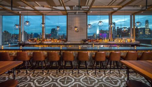 Hotel Indigo Lower East Side New York by IHGにあるレストランまたは飲食店