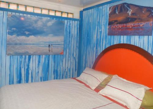 Un dormitorio con una cama con cabecero naranja. en Piacere Hotel, en La Paz