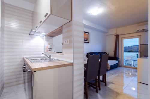 Dapur atau dapur kecil di Apartments Bajcic