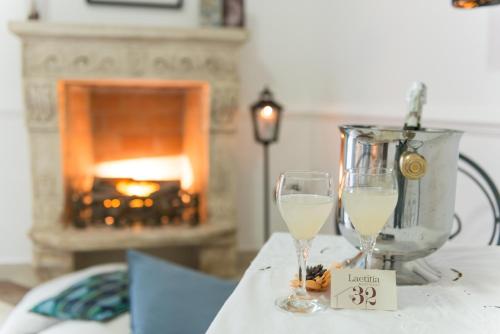 a table with two glasses of white wine and a blender at Camera Ardea in Aversa