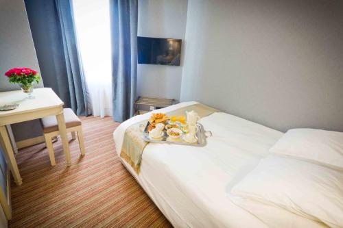 Una cama o camas en una habitación de Champerret Heliopolis