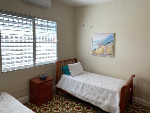 - une chambre avec 2 lits jumeaux et une fenêtre dans l'établissement Calle Hollanda 3 Bedroom Home, à San Juan
