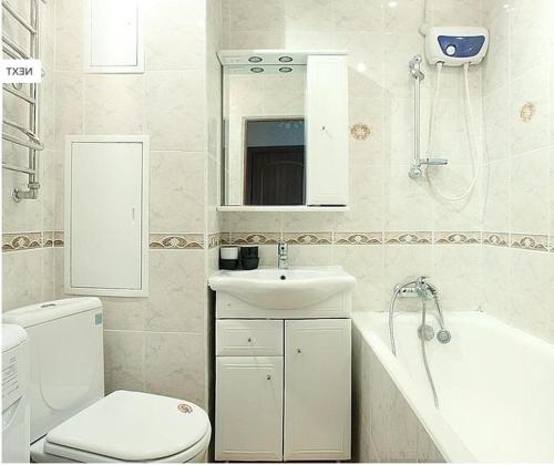 モスクワにあるApartLux Ostankinskayaのバスルーム(洗面台、トイレ、バスタブ付)