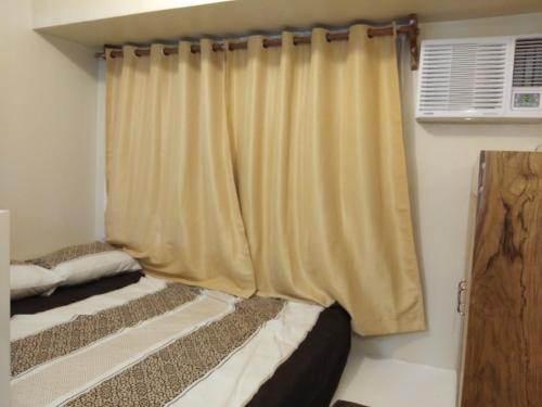 Llit o llits en una habitació de Avida Atria Khalexa's Place Iloilo