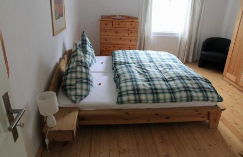 1 dormitorio con 1 cama de madera y 2 almohadas en Am Bungert, en Mayschoss